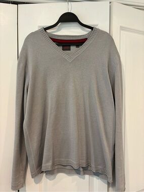 vintage Esprit Men’s Light Gray V-Neck Sweater with Subtle Red Trim